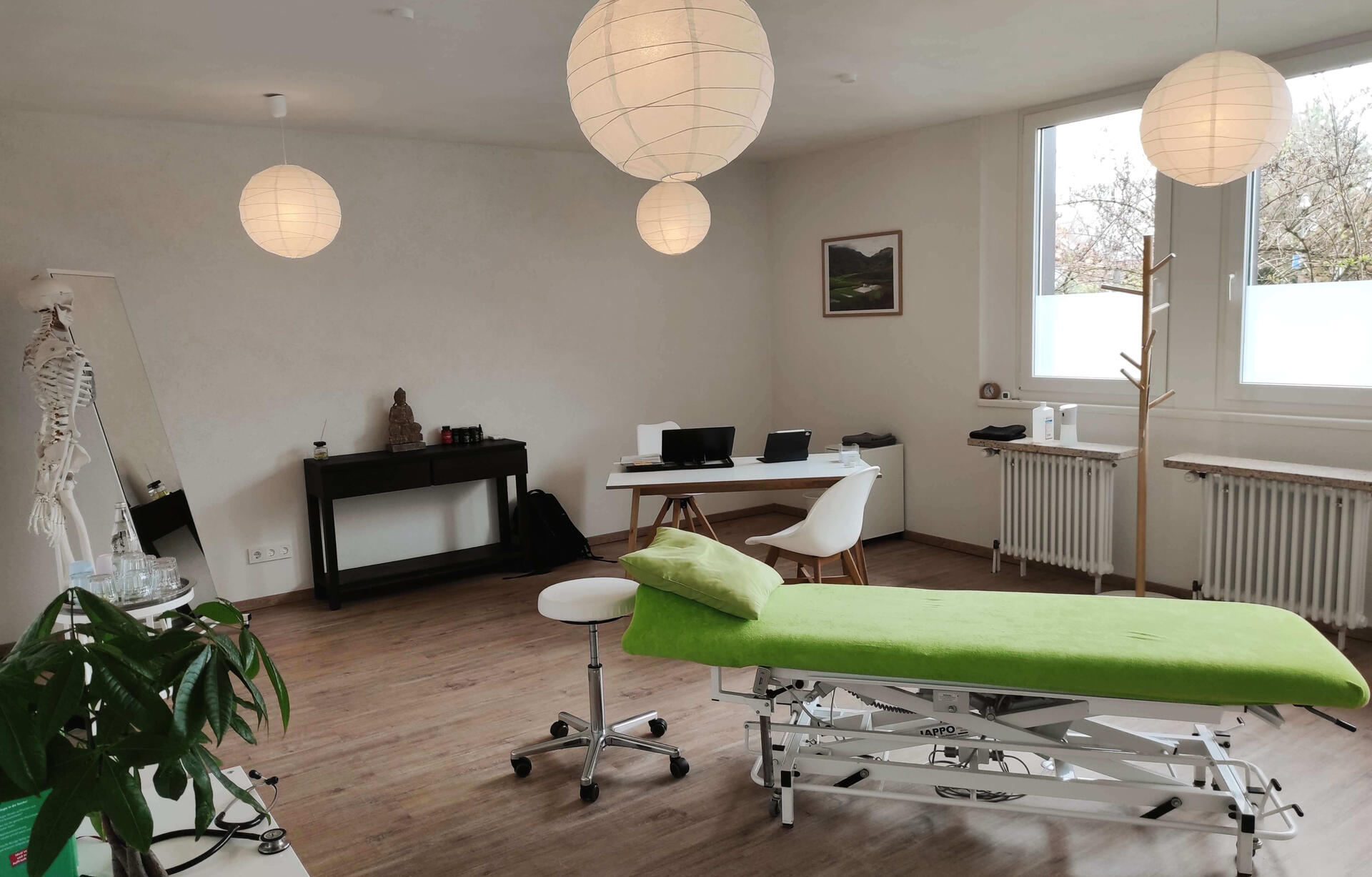 Ein schöner professionell ausgestatteter Behandlungsraum für eine wohltuende Behandlung.
