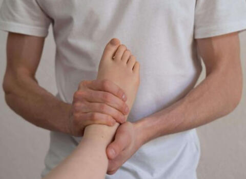 Das Bild zeigt eine Behandlung für den Fuß, die Zehen, das Fußgelenk, den Unterschenkel, das Knie, Bein, Oberschenkel, Becken und Hüfte. Ein sanftes Einrenken ist auch möglich.